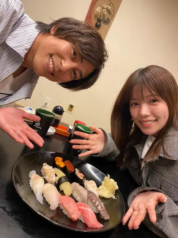 お寿司をかこんで笑顔になる佐野岳との2ショットを公開した島崎遥香