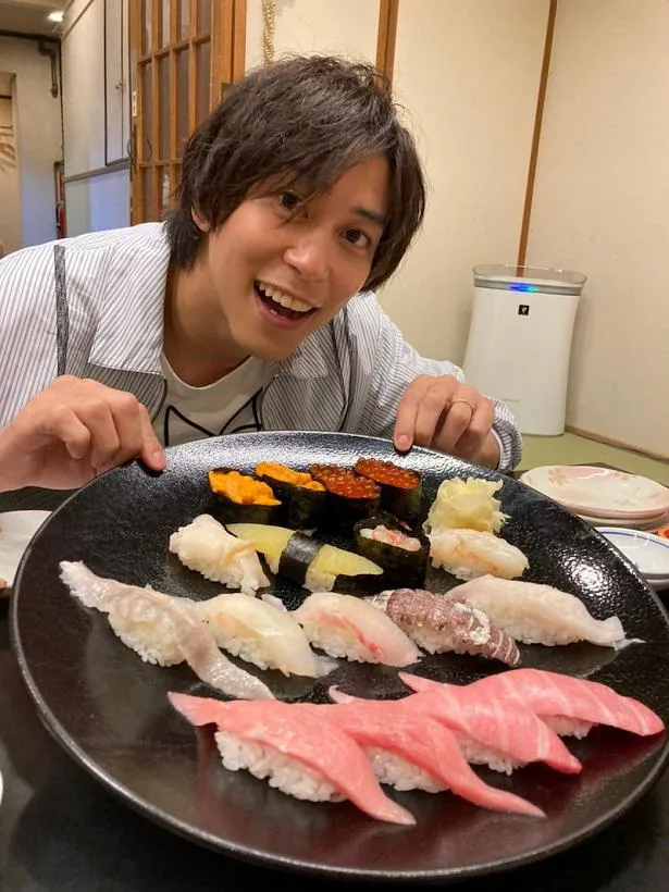 【写真を見る】「ずっと食べたかったお寿司ー！」を持つ佐野岳の写真を公開した島崎遥香