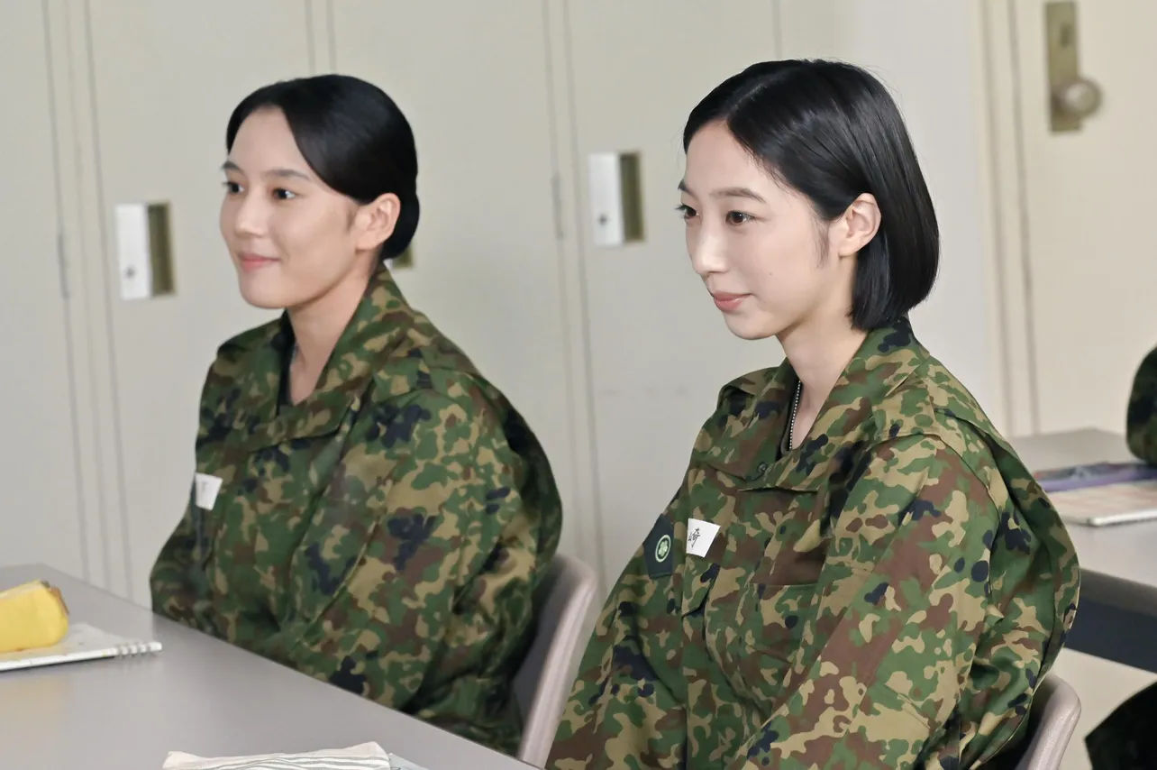 女性自衛官候補生の瑠理香(山本千尋)と奈央(坂東希)