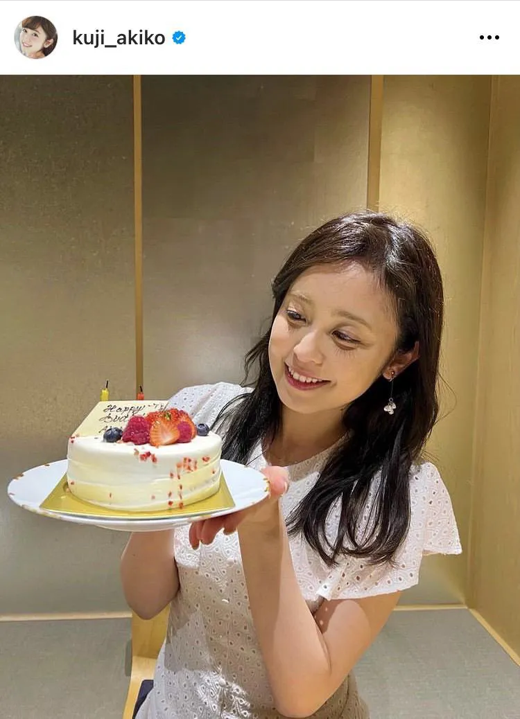優しい笑顔でバースデーケーキを見つめる久慈暁子