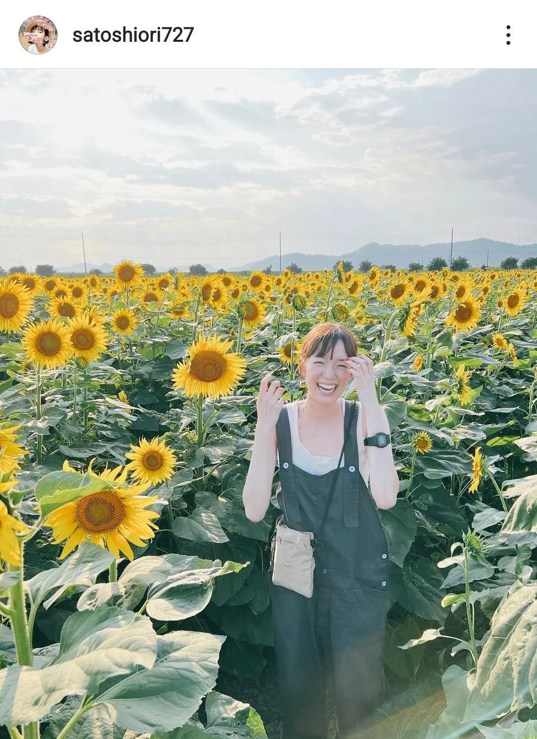 佐藤栞里、ひまわり畑であふれる笑顔！