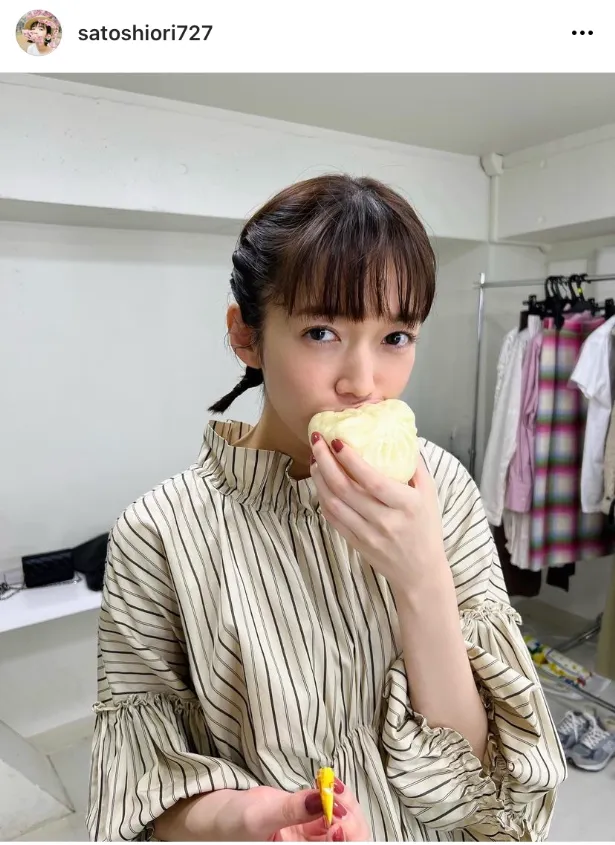 肉まんにかぶりつく佐藤栞里