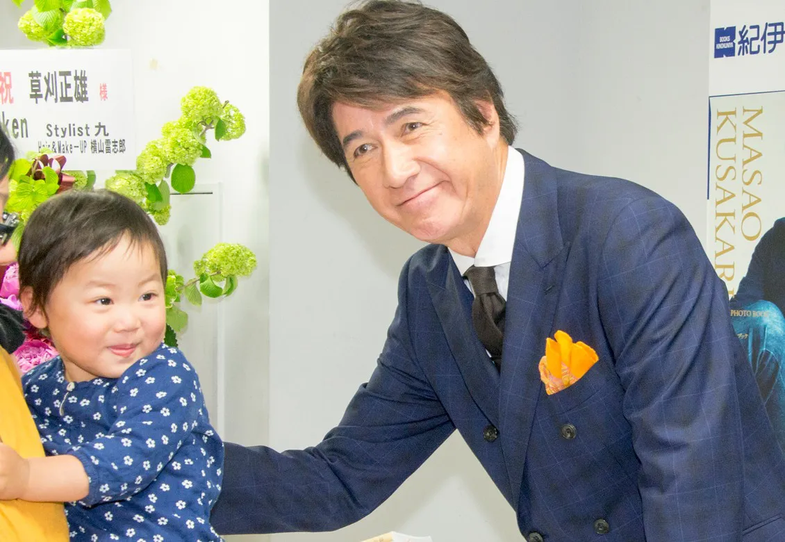 【写真を見る】子供連れファンの姿に優しい笑顔を見せた