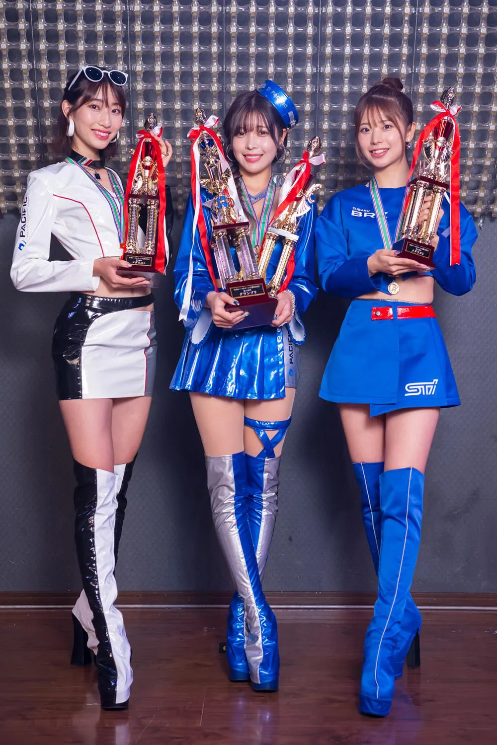 日本レースクイーン大賞2022新人部門を受賞した早川みゆき、七瀬なな、朝倉咲彩(写真左から)
