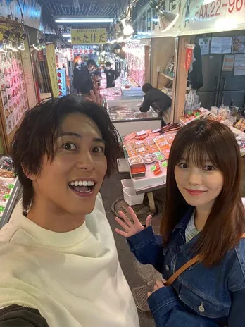 島崎遥香、佐野岳と市場で撮影した夫婦ショットを公開「旅行楽しくて、たくさん投稿しちゃった~」<私たち結婚しました 3>