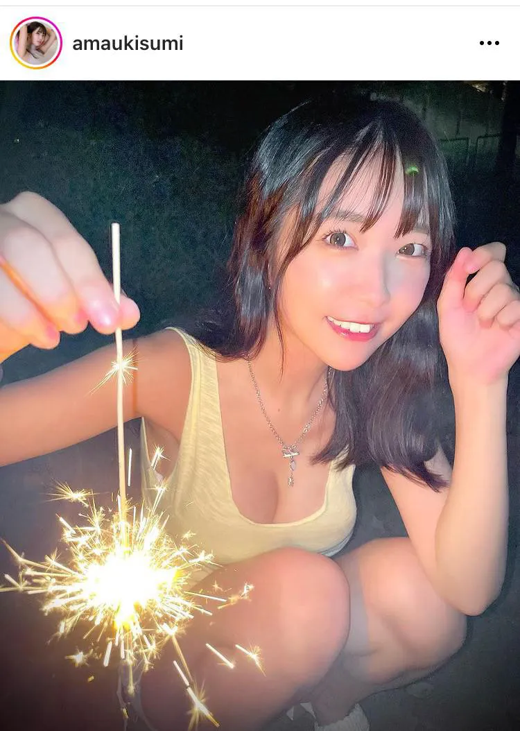 天羽希純、花火を手に “Gカップ”美巨乳の谷間があらわになったショットを披露_投稿写真