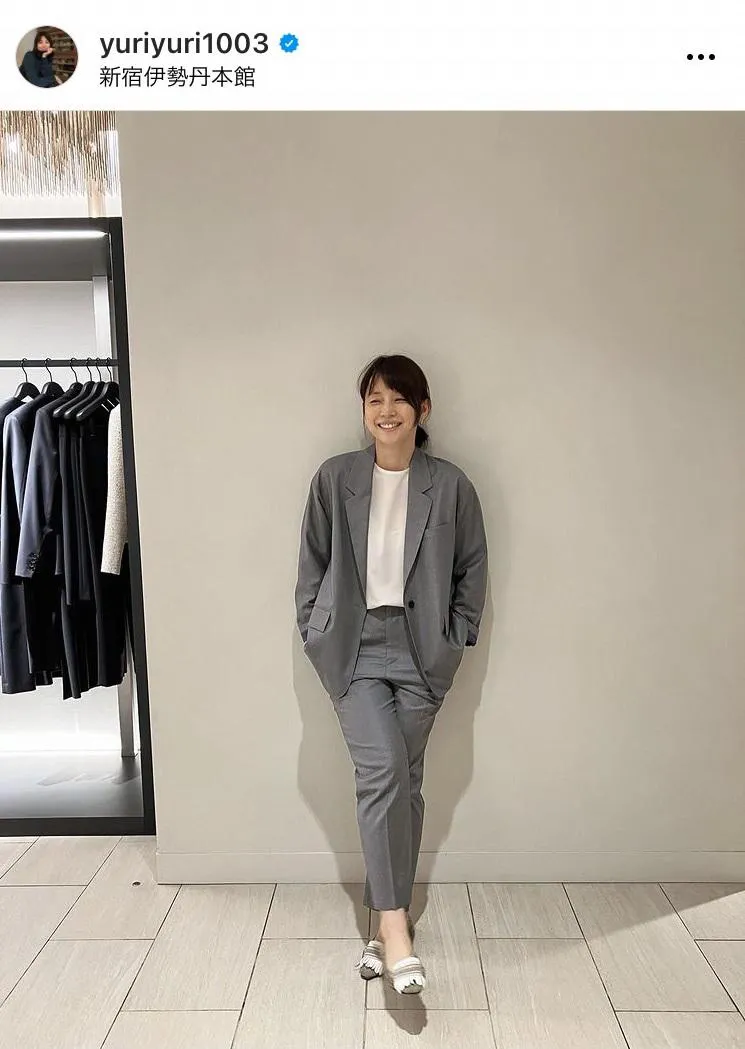 【写真】お気に入りのブランドの服を着用し、笑顔を浮かべる石田ゆり子