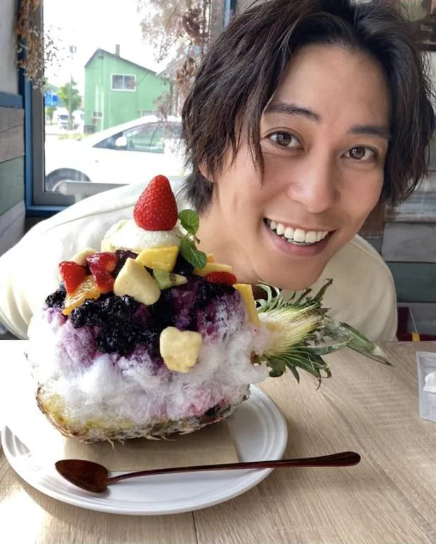 【写真を見る】フルーツがたくさんのった大きなパフェと佐野岳とのお茶目な写真を公開した島崎遥香