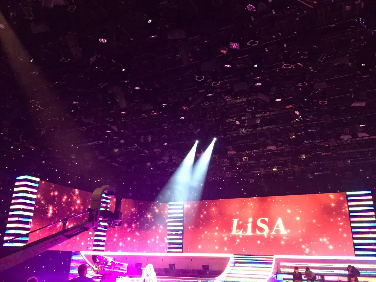 「ミュージックステーション」において、LiSAが大ヒットアニメ主題歌をメドレーで披露！(写真はリハ風景。以下同じ)