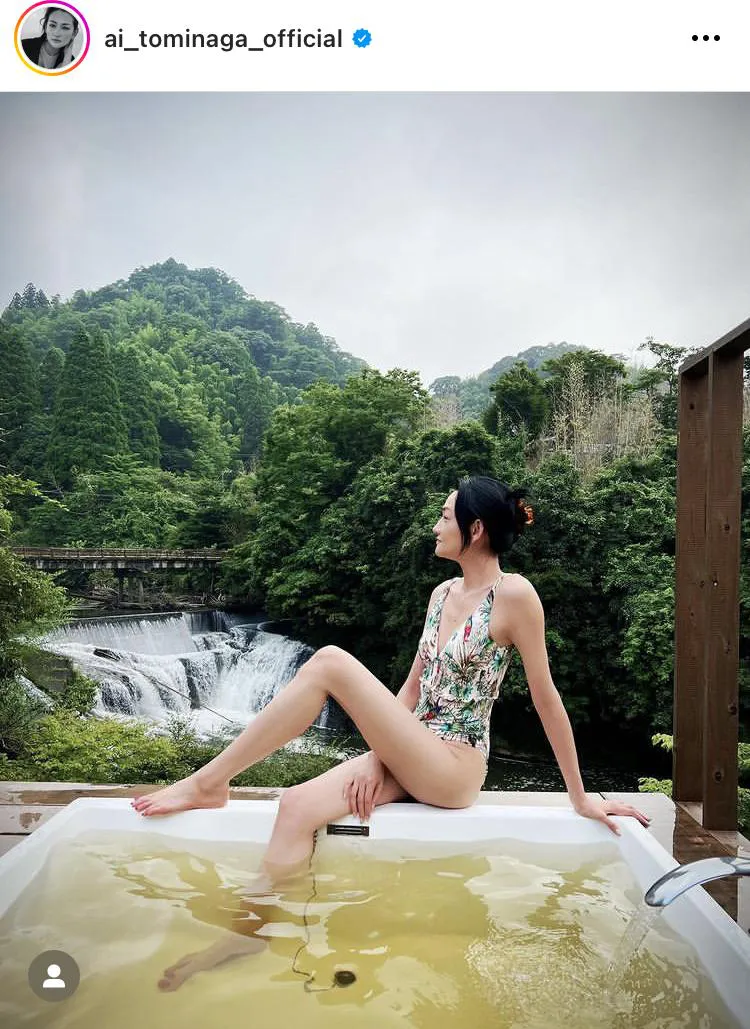 【写真】脚長すぎ…冨永愛、絶景の露天風呂で魅せる圧倒的スタイル