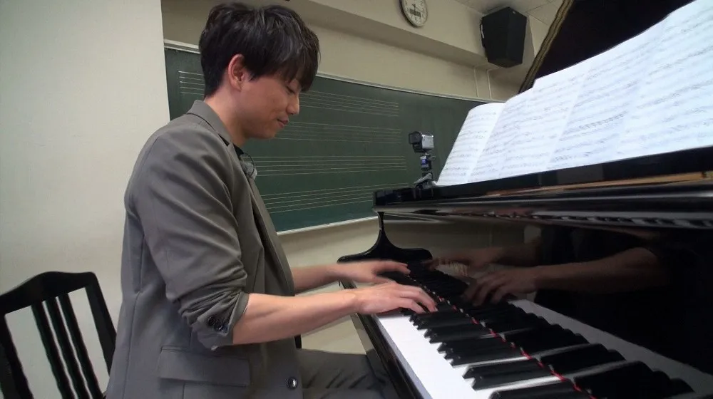 【写真を見る】母校・東京音楽大学で山崎育三郎が魅惑のピアノ弾き語りを披露！