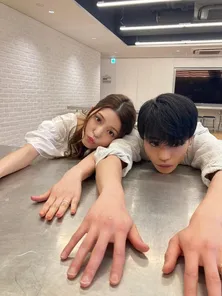 川島海荷、中田圭祐と机にべたーっと手をつき、仲良く寄りそうほっこり2ショットを公開「100点満点な夫になってきてるね」<私たち結婚しました 3>