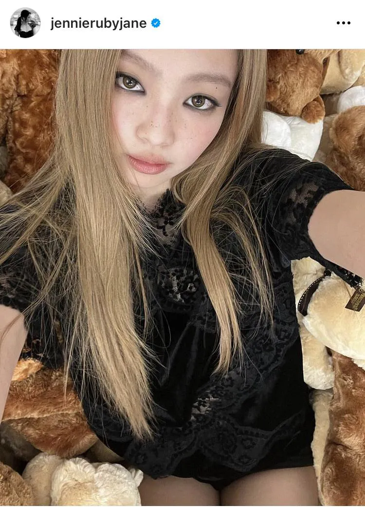 【写真】そばかす・囲み目のせめたメイクでテディベアにうもれるBLACKPINK・ジェニー