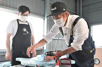 小山慶一郎&加藤シゲアキ、11時間以上かけて“吉本プラモデル部”と大作ジオラマ制作<NEWSの全力メイキング>