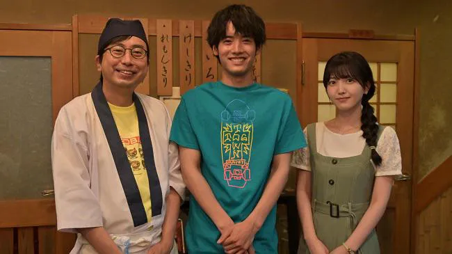「塩介と甘実―蕎麦ができるまで探偵―」に出演する(左から)おいでやす小田、赤楚衛二、久保史緒里