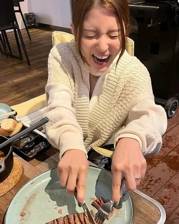 中田圭祐、川島海荷がくしゃくしゃ笑顔で肉を切るキュートな姿を公開「最高ポイントです」<私たち結婚しました 3>