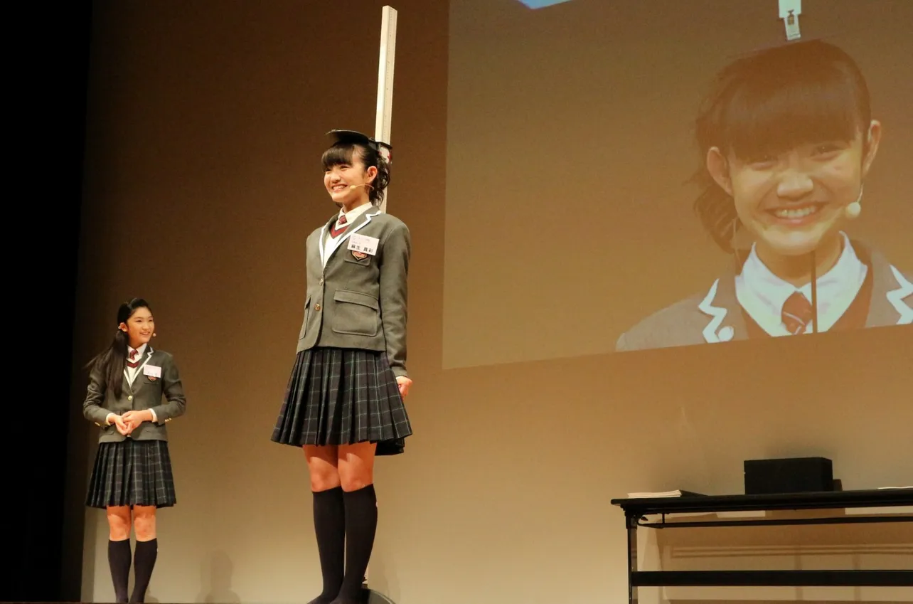 在校生最高身長の岡田愛（左）が見守る中、身長測定に臨んだ麻生真彩（右）（2時限目）