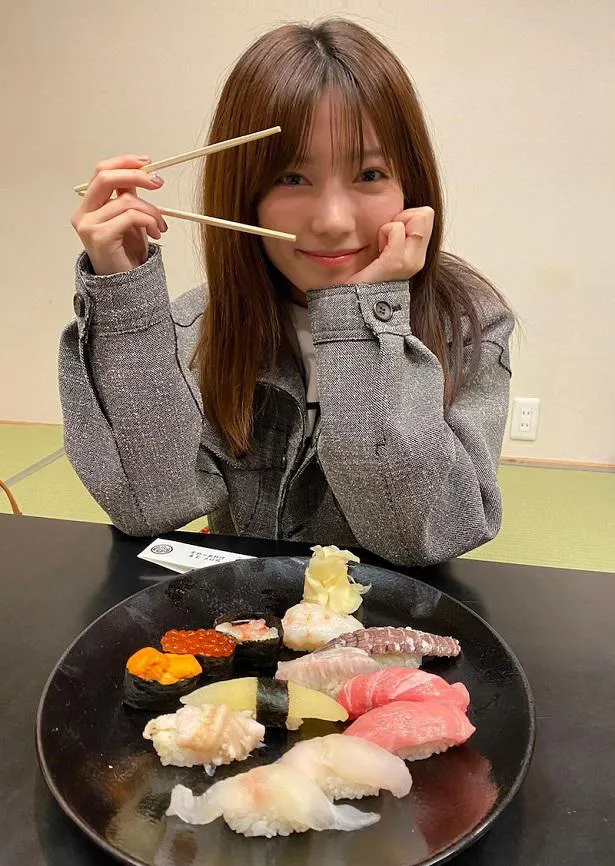 【写真を見る】お寿司を前に笑顔になる島崎遥香の姿を公開した佐野岳