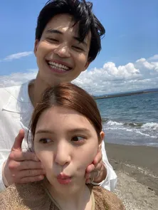 中田圭祐、青空と海をバックに川島海荷のほっぺを“ぷにっ”と“ラブラブデートショット”を公開「本当にあっという間」<私たち結婚しました 3>