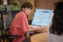 吉野北人、末っ子の設計士役は「かわいさが出るように意識しています」“風水リノベ”に振り回される<魔法のリノベ>