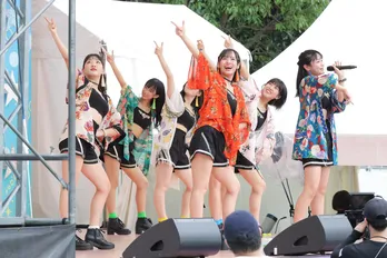 “ハロプロの末っ子”OCHA NORMA、出演できなかった先輩BEYOOOOONDSの曲をパフォーマンス＜TIF2022＞