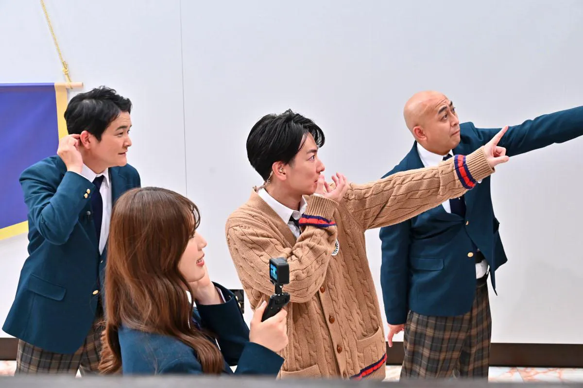 【写真】“萌え袖”制服姿で真剣に謎解きに挑む姿がかわいい佐藤健