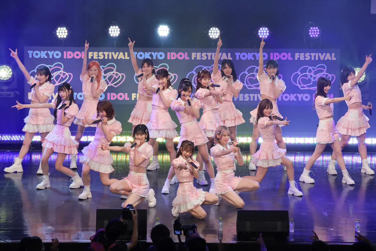 【写真】AKB48がHOT STAGEに詰め掛けた大勢のファンを激しいダンスで魅了！