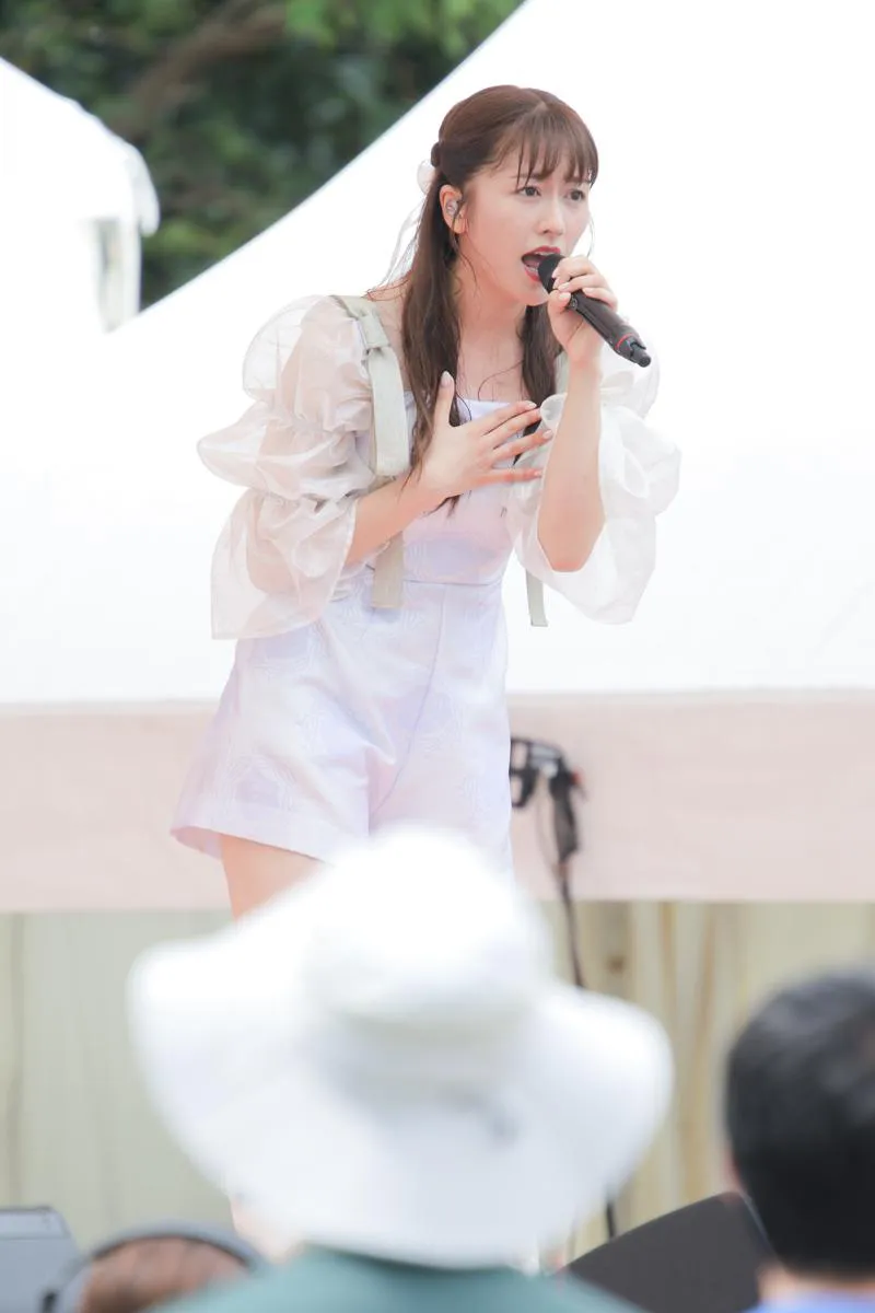 【写真】真っ白な衣装で“アイドルの聖地”SMILE STAGEに現れた佐々木彩夏