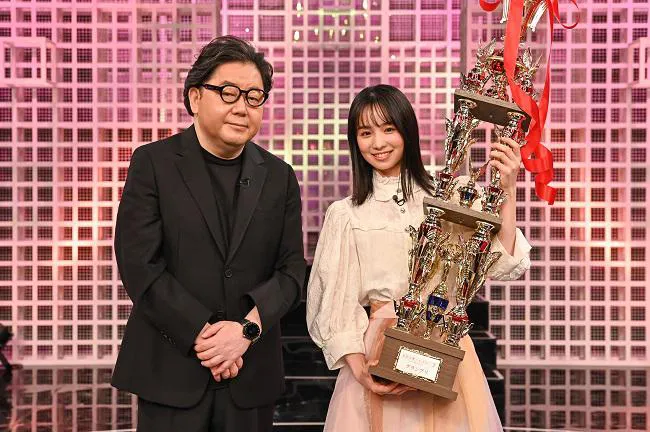 『私が女優になる日＿』2代目グランプリ幸澤沙良(右)と、総合プロデューサー・秋元康(左)