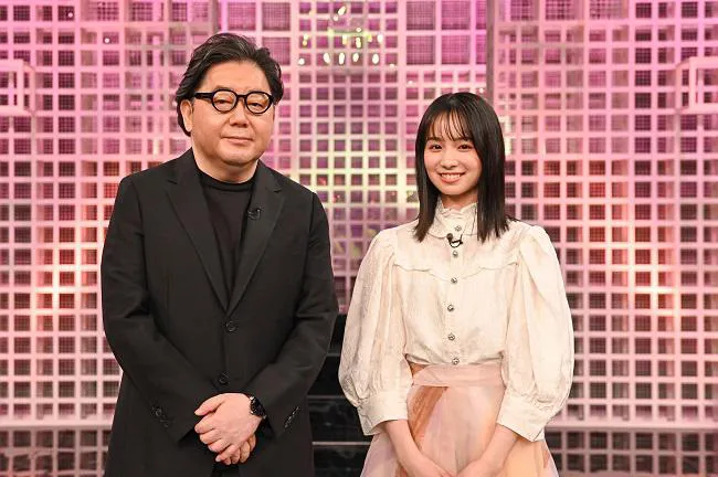 2代目グランプリ幸澤沙良(右)と、総合プロデューサー・秋元康(左)