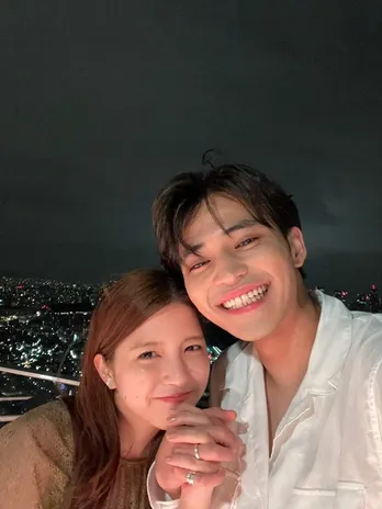 中田圭祐、夜景をバックに笑顔で寄りそう川島海荷との幸せそうな2ショットとともに思いを告白「僕の宝物です」<私たち結婚しました 3>