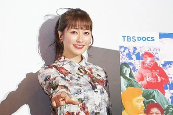 佐々木彩夏、芝生で寝転びショットにファン歓喜「めちゃかわいい」「一緒にゴロンしたい」の声