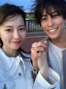 島崎遥香、佐野岳と“恋人つなぎ”をしながら、笑顔で寄りそう最後の夫婦ショットを公開「すごく良い時間だった」<私たち結婚しました 3>