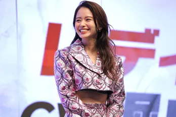 山本舞香、ミニスカートで“美脚あらわ”木村昴は「僕がそっち側に座って写真撮りたい」