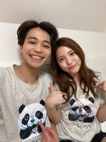 中田圭祐、お揃いのパジャマで、川島海荷と初めて一緒に寝た日の2ショットを公開「全部、懐かしいね」<私たち結婚しました 3>