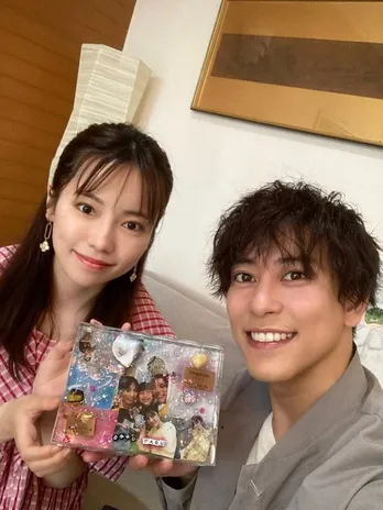佐野岳、島崎遥香とふたりの思い出作品を持った2ショットを公開「まだまだぱるちゃんとしたいことが」<私たち結婚しました 3>