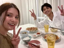 川島海荷、中田圭祐との“最後の晩餐”をかこみながら、ピースをする2ショットを公開「思わずハイタッチしちゃったね」<私たち結婚しました 3>