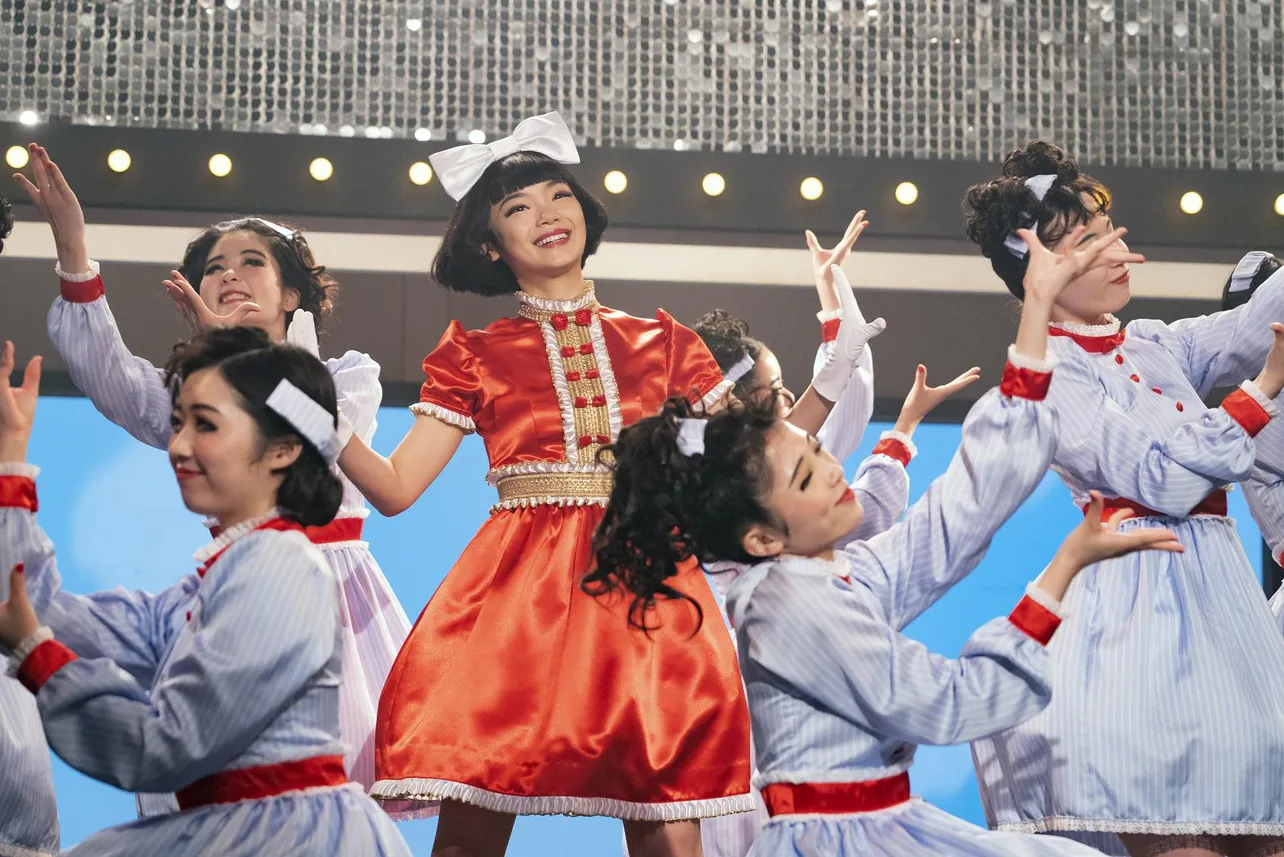 【写真】古川琴音が、赤色のキラキラ衣装をまとって踊るアイドルショット
