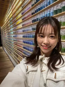 島崎遥香、佐野岳へのサプライズプレゼントを選んだ時の笑顔ショットを公開「一緒に行けたらな~!」<私たち結婚しました 3>