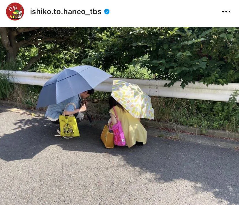 【写真】有村架純＆赤楚衛二の日傘をさしたオフショット