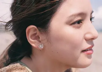 川島海荷、中田圭祐からの“サプライズプレゼント”ハスのイヤリングをつけた横顔ショットを公開「荷は蓮の花の意味で、どんな汚いところでも咲く花」<私たち結婚しました 3>