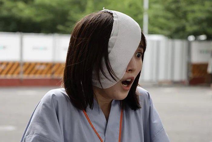 【写真】福本莉子“アリサ”、恐怖で驚く顔