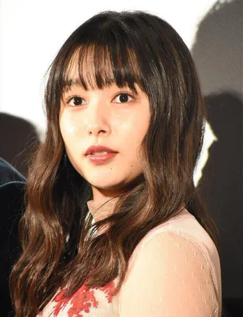 桜井日奈子、 “部屋着が実家感出ててカワイイ”…猫とのショットにファン絶賛「癒されます」