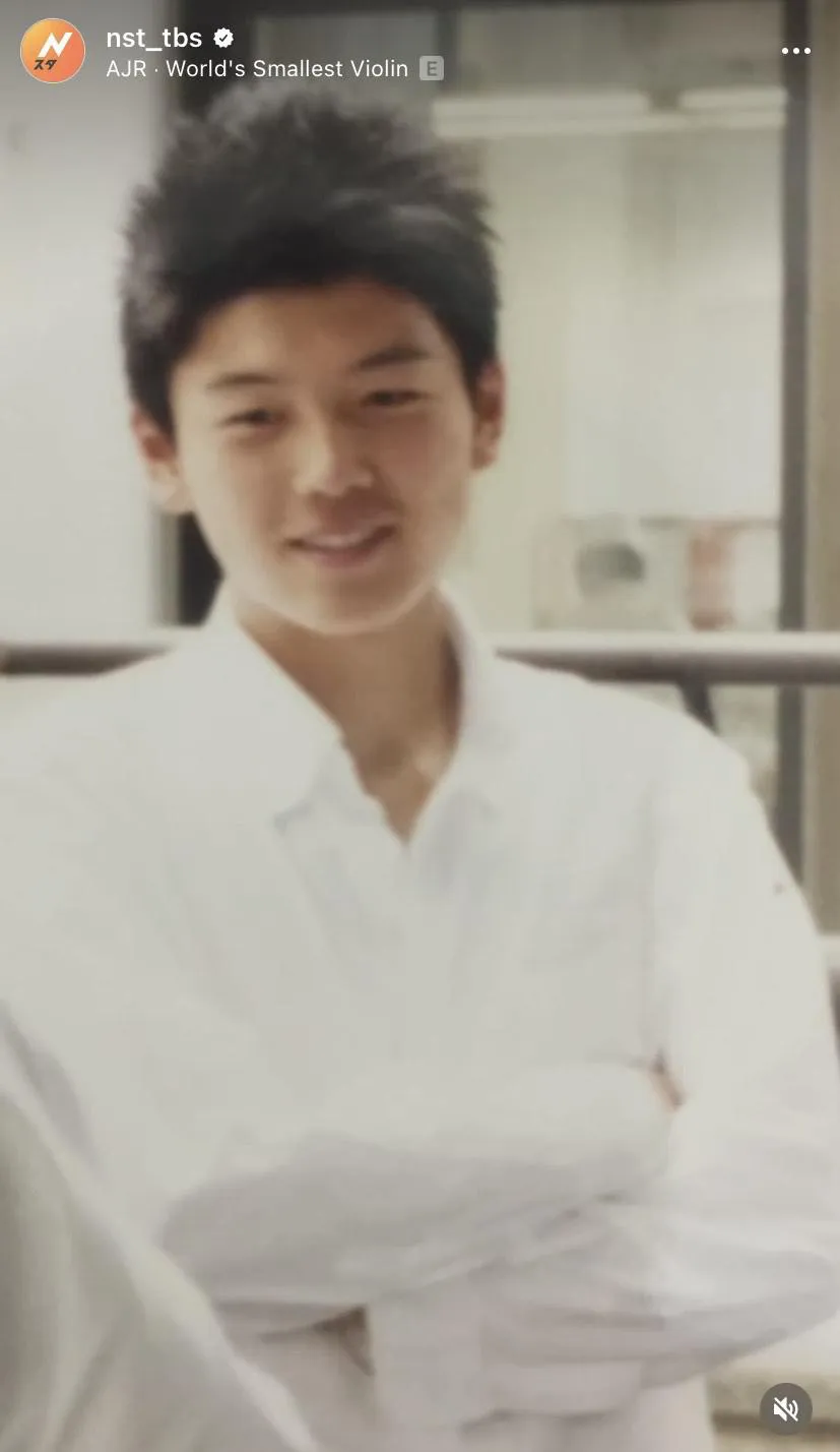 【写真】“ツンツンヘア”と白シャツ姿が爽やか…学生時代の井上貴博アナ