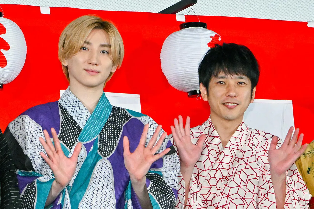 京本大我(写真左)と二宮和也