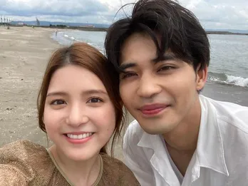 川島海荷、中田圭祐と海をバックに寄りそうように自撮りした、ラブラブショットを公開「ずっと笑ってたなあ」<私たち結婚しました 3>