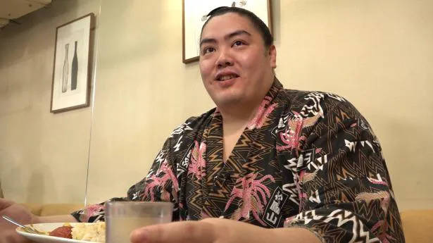 チャレンジグルメ「超巨大バターチキンカレー」現役力士・一山本大生