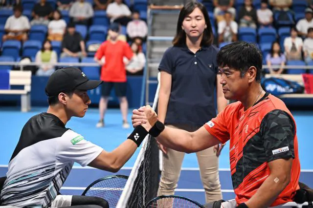 試合のシーンは、対戦相手に車いすテニスのパイオニア・齋田悟司選手を迎え、有明コロシアムで撮影