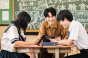 学生に笑顔を向ける杉野遥亮“功”