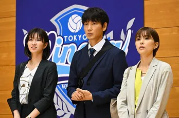 芳根京子“塔子”の担当選手が海外移籍を拒否…綾野剛“新町”の家族には試練が<オールドルーキー>